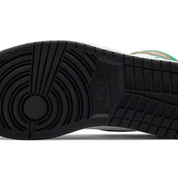 Wmns Jordan 1 Retro High OG “Lucky Green” - Picture 6 of 10